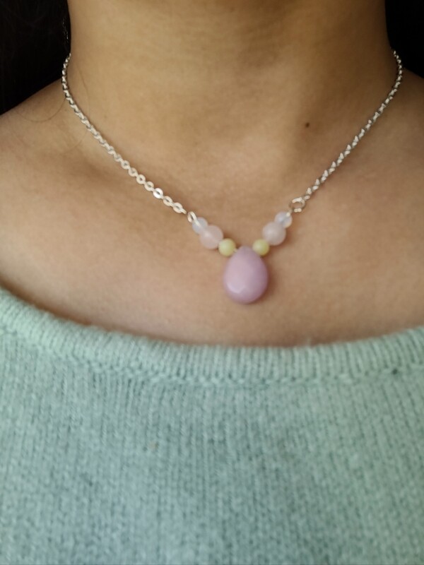collier Calcedoine rose facetté, péridot et quartz rose.