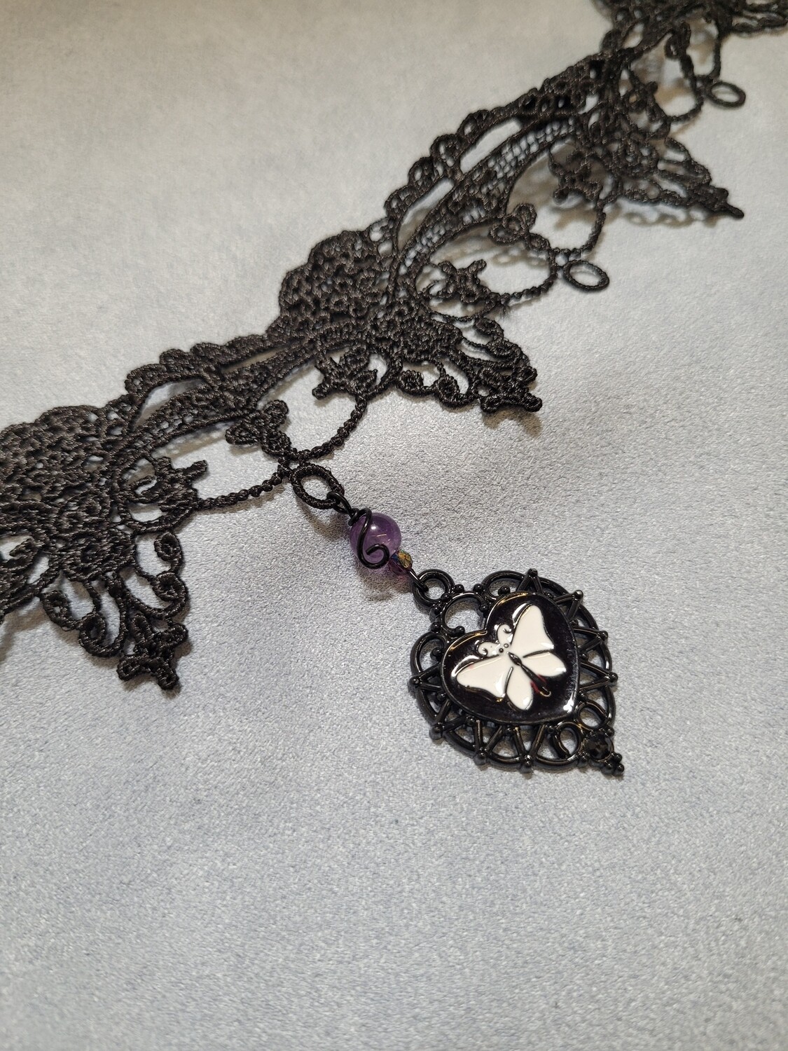 Ras de cou dentelle noir et papillon