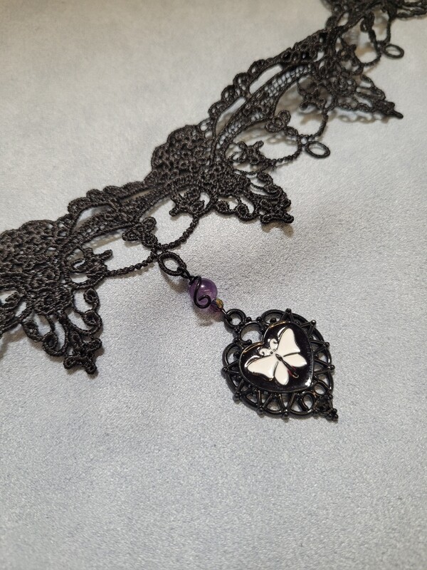 Ras de cou dentelle noir et papillon
