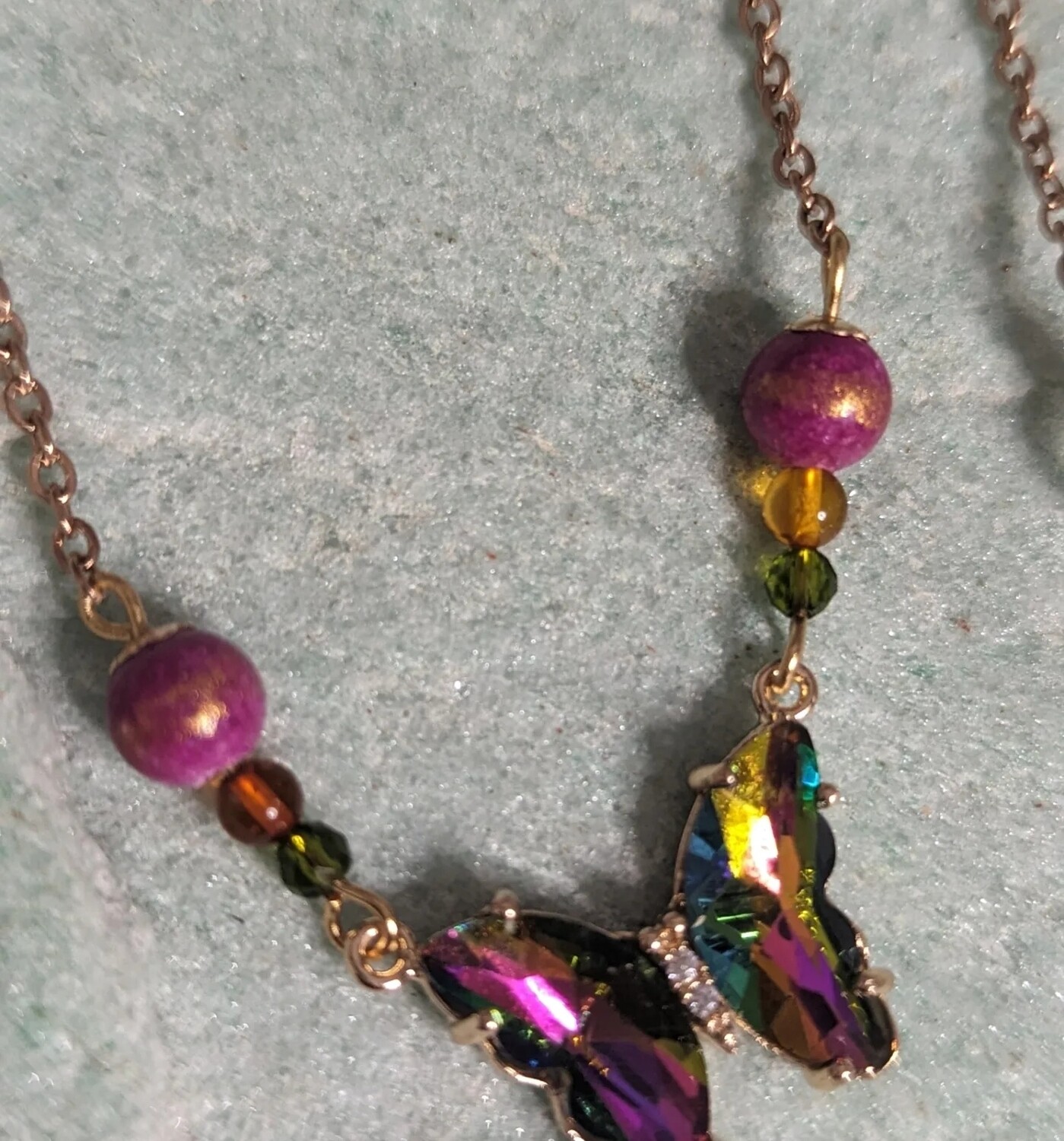 collier pink arc en ciel papillon 
