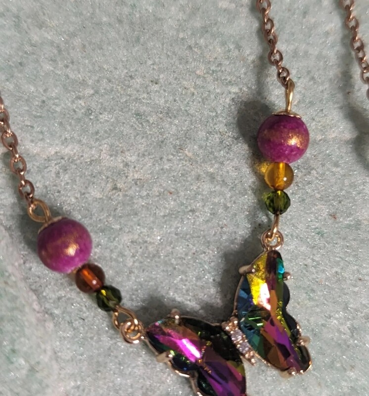 collier pink arc en ciel papillon 