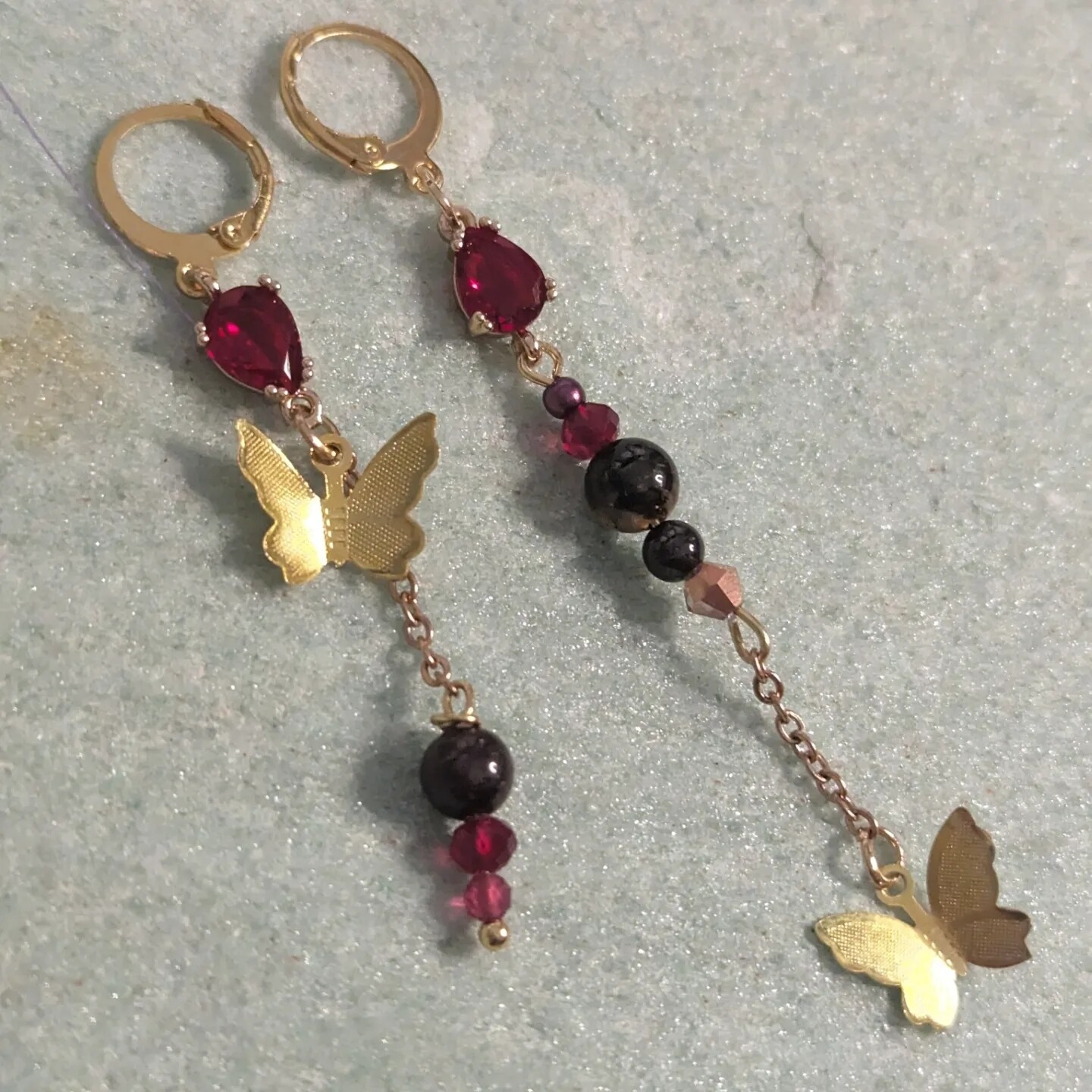 Boucles d&#39;oreilles grenat oeil de tigre et papillon
