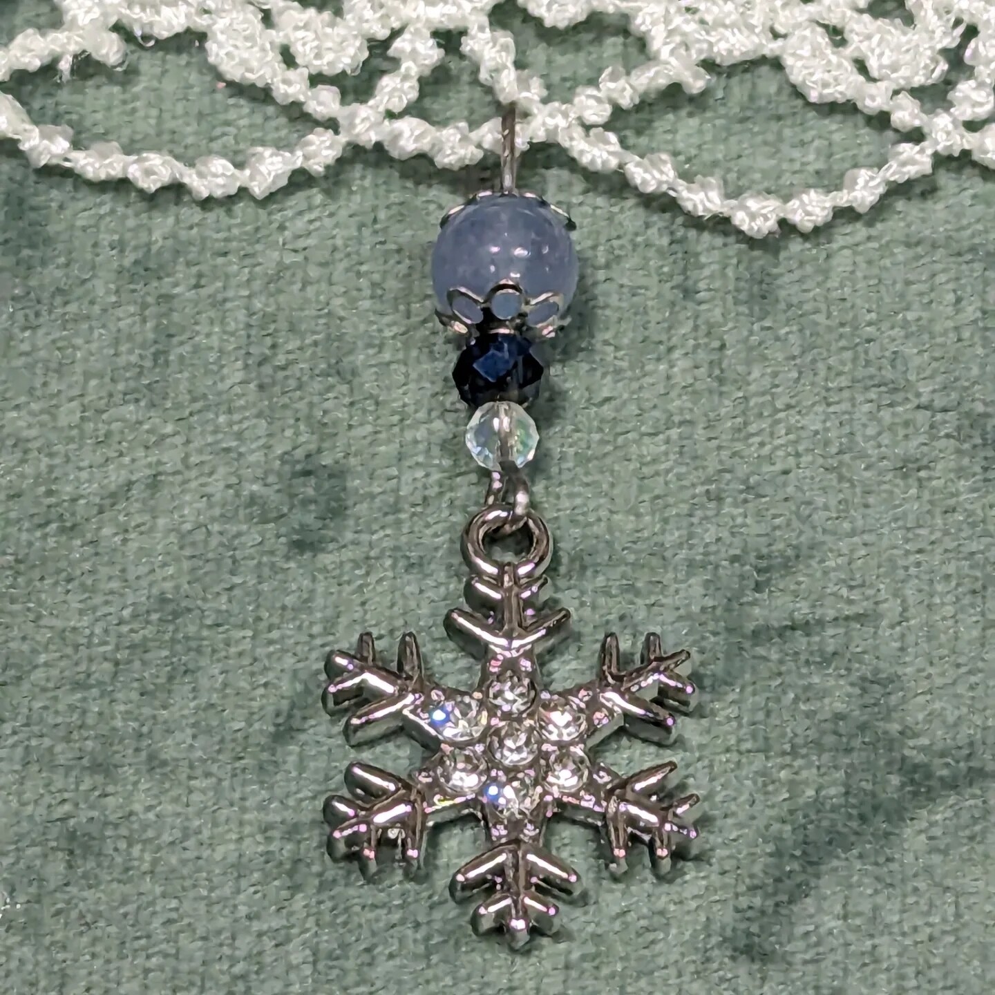 Ras de cou Flocon de neige et pierre d&#39;angelite 
