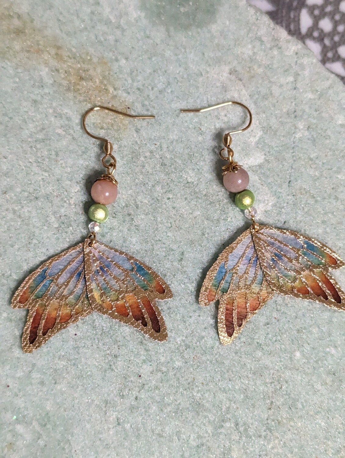 Boucles d&#39;oreilles Néon papillon et pierre de lune pêche