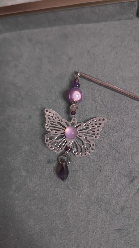 Pique cheveux orbe violet papillon