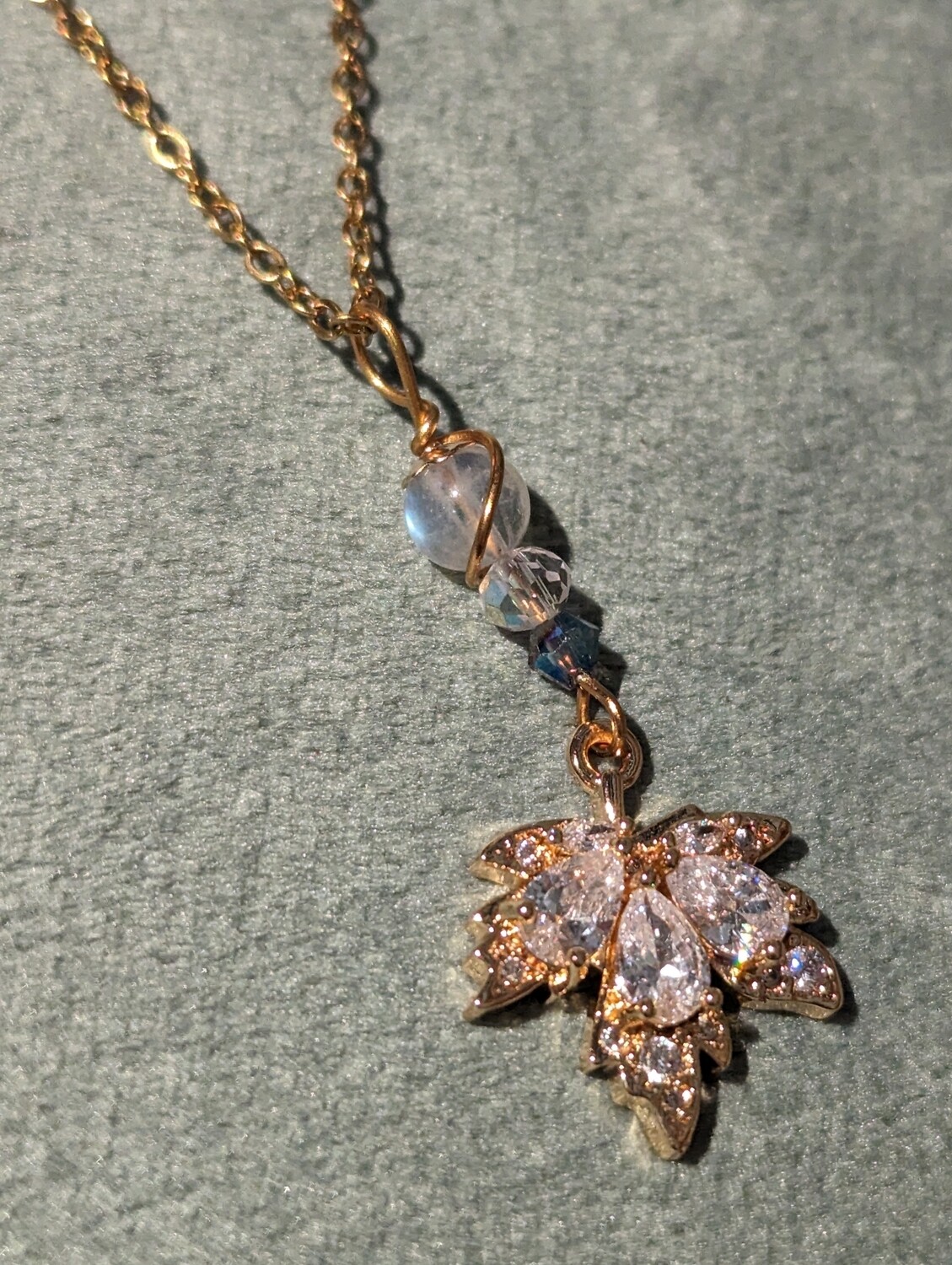 Collier feuille d&#39;Erable pierre de lune 