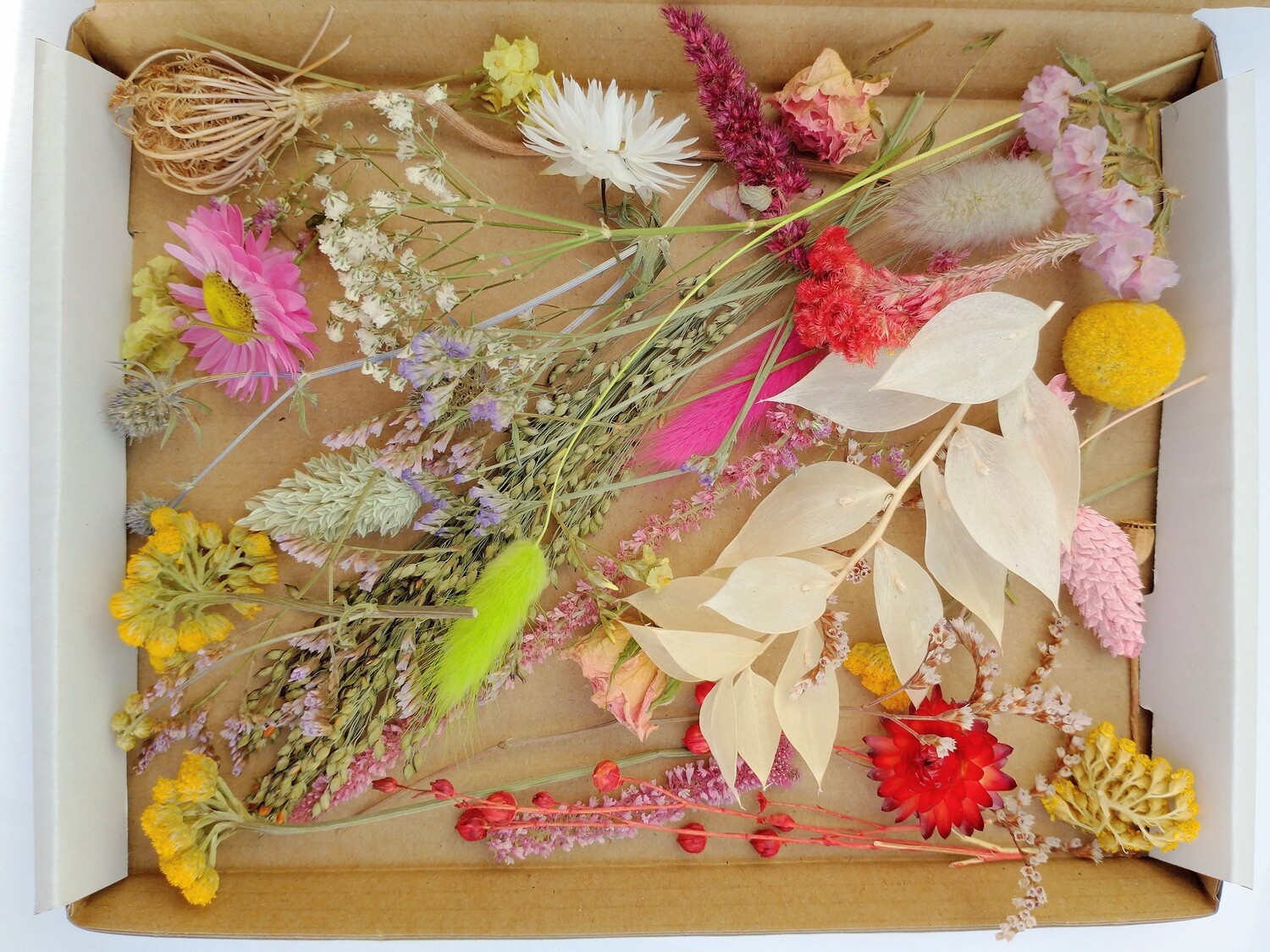 Small dried flowers box for craft