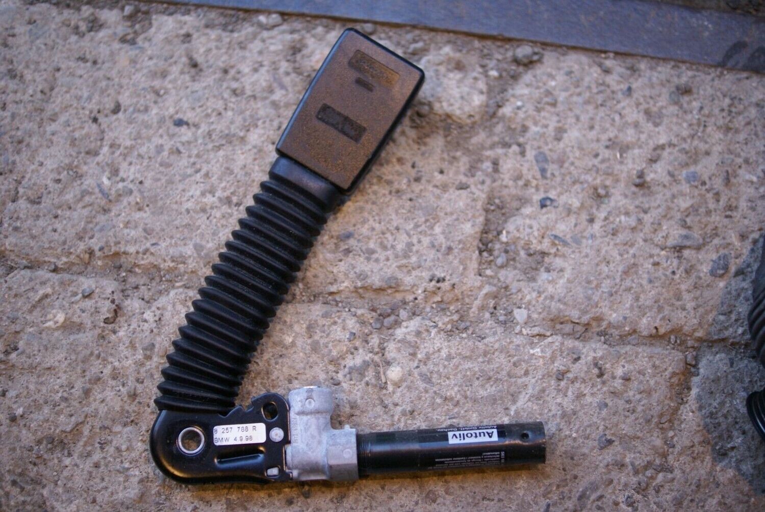 BMW E46 Gurtschloss Gurtstraffer vorne rechts 8257788