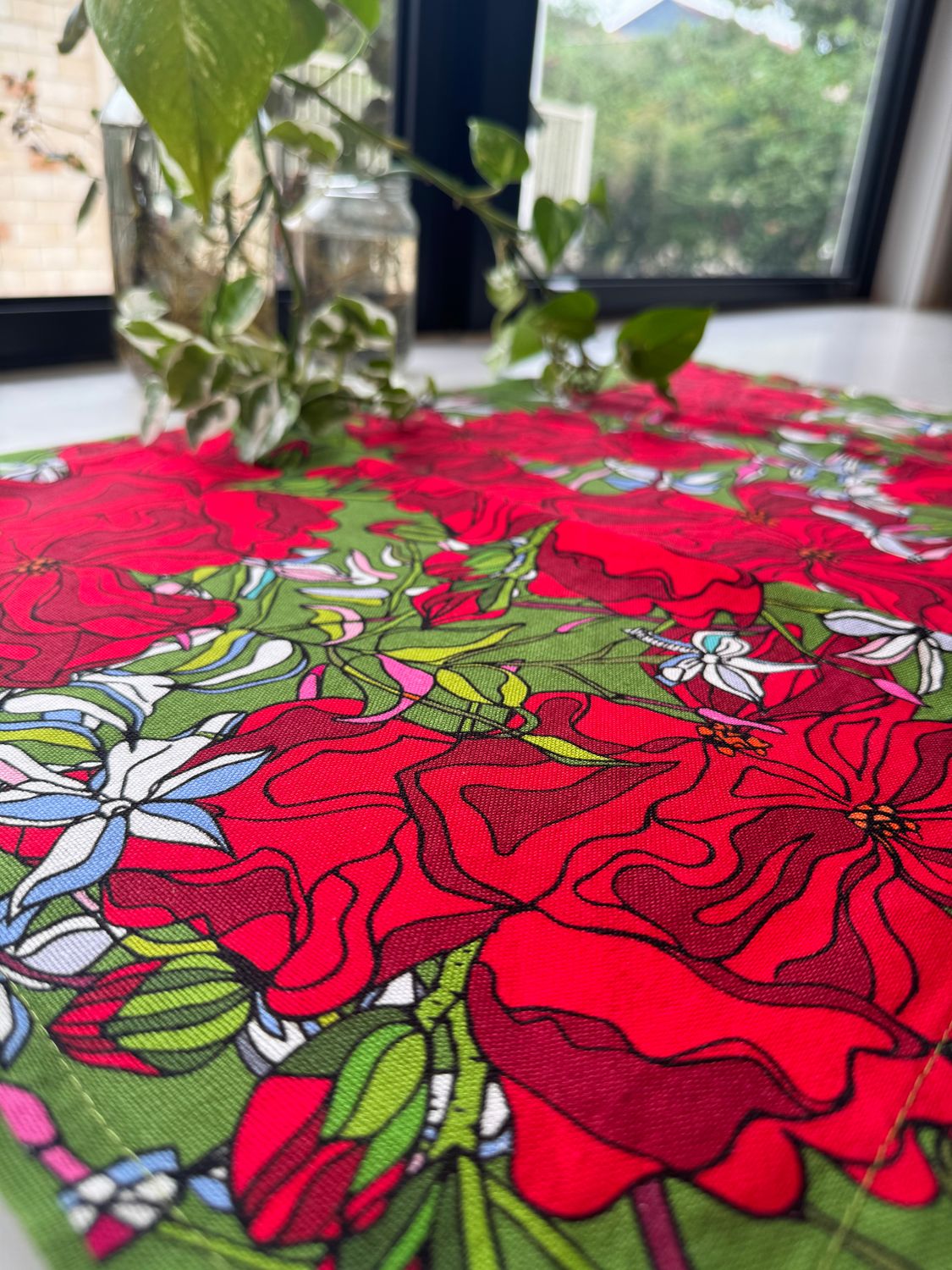 'Geranium' table runner