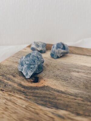 Brokje blauwe calciet