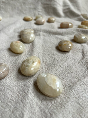 Trommelsteen maansteen Beige