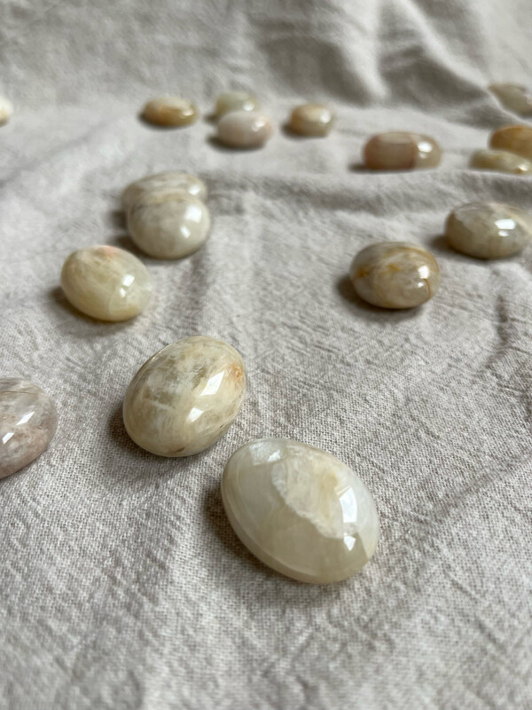 Trommelsteen maansteen Beige