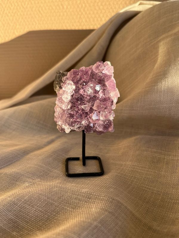 Mini amethist op standaard