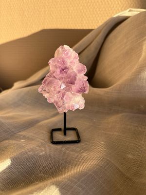 Mini amethist op standaard