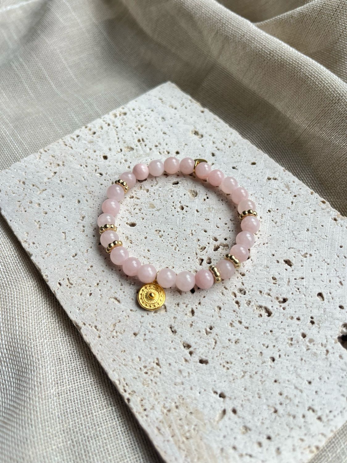 Armbandje rozenkwarts muntje