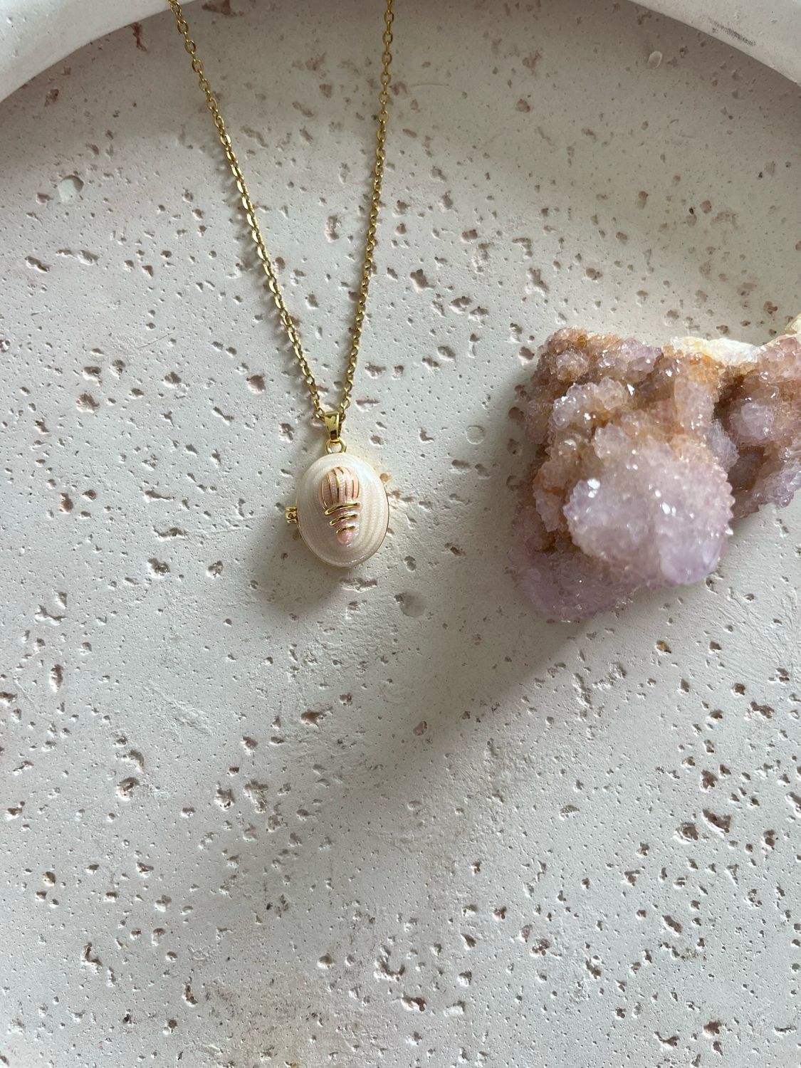 Medaillon met schelpje wit Medaillon met schelpje wit