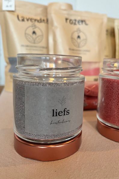 Liefs - koesterkaars met kaarsenzand naar keuze