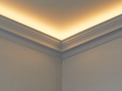 Small Lighting Cornice. Projection: 93mm. Height: 110mm