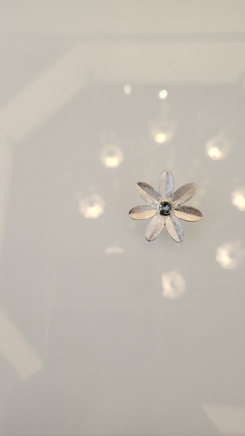 Silberblume mit Topas