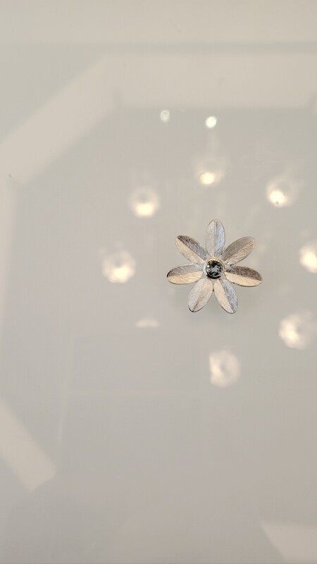 Silberblume mit Topas