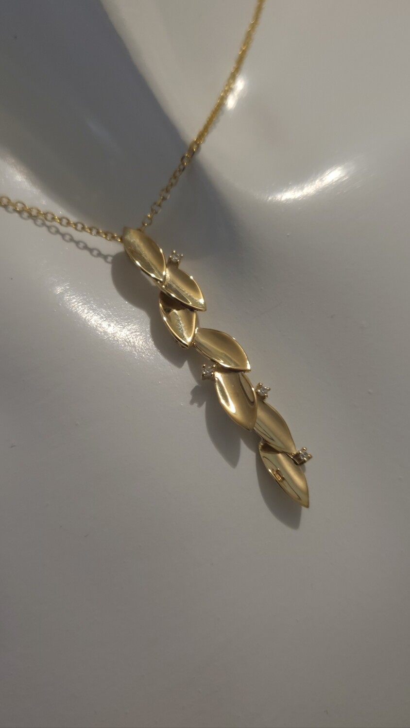 Goldener Blattanhänger