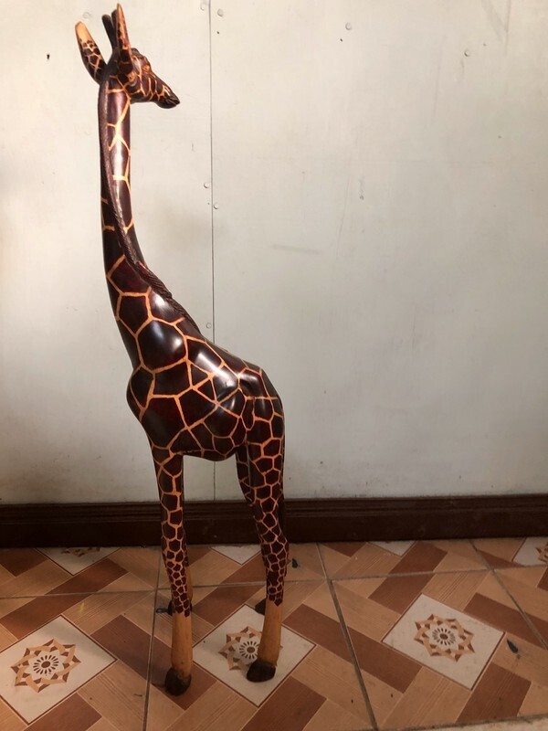 Giraffe curving/ giraffe sculpture