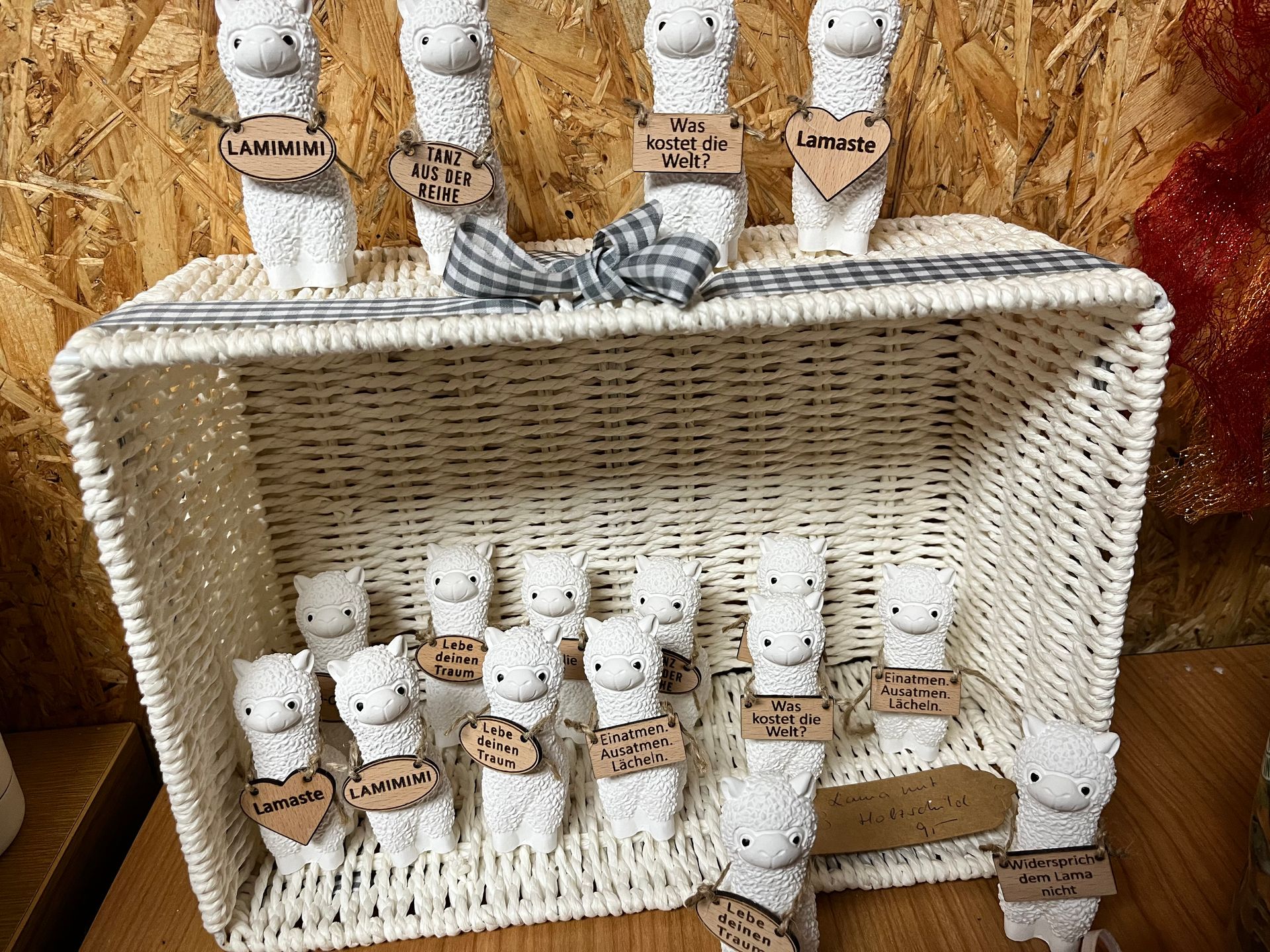 Lamafigur mit Holzschild