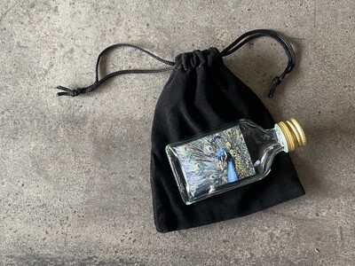 Koesterflesje met de weidsheid van de pauw