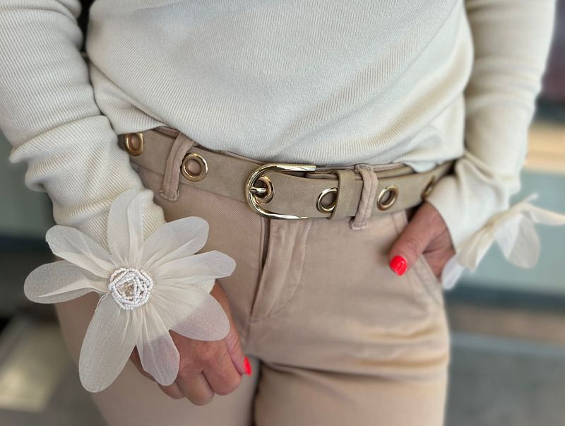 Beige riem afgewerkt met goud