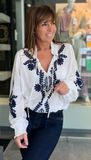 Witte blouse met donkerblauwe print in borduur