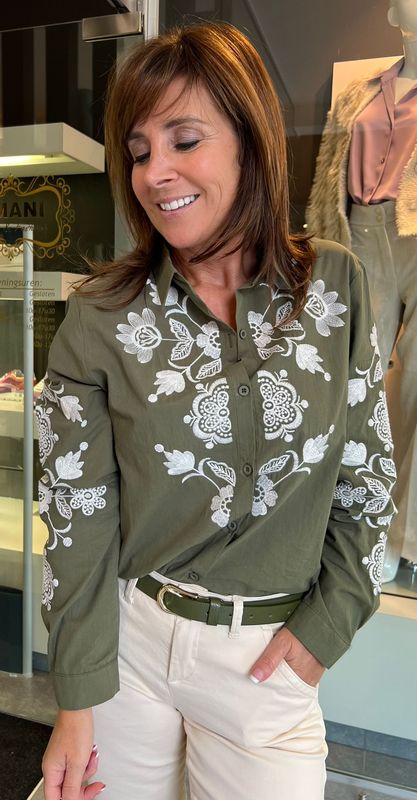 Blouse in het kaki met geborduurde bloemen