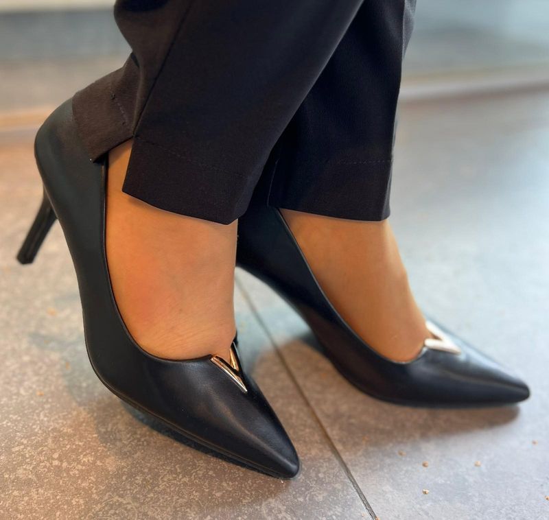 Zwarte pump met goudkleurige afwerking