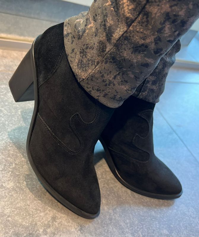 Zwarte enkellaarsjes in het nubuck (MAAT 37)