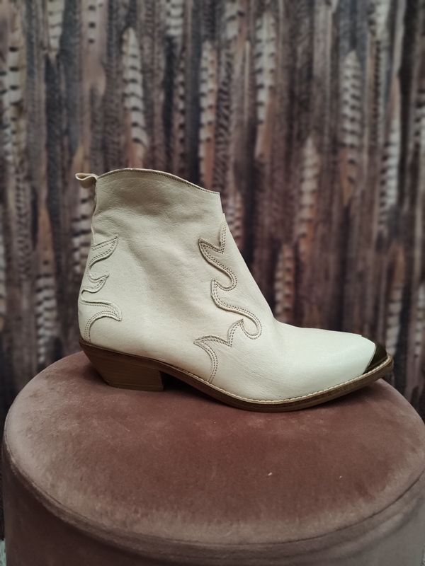 Enkellaarsjes in het crème