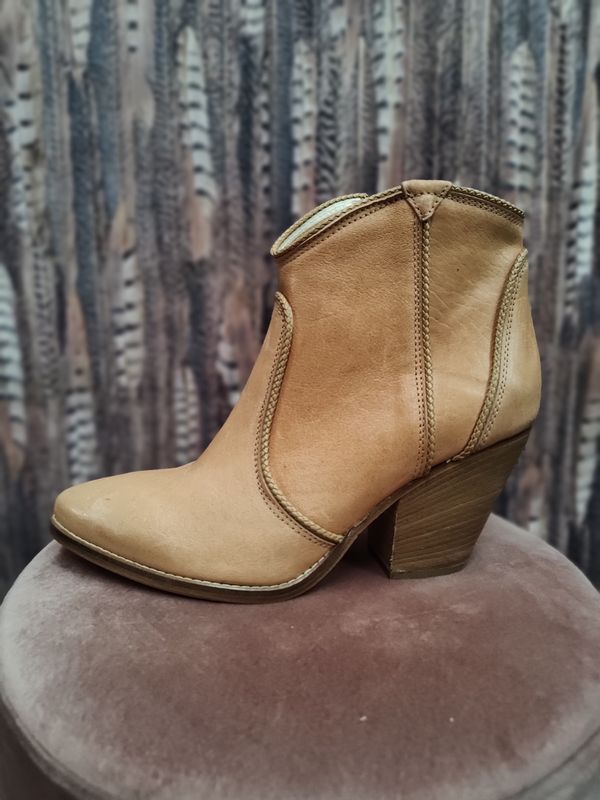 Enkellaarsjes in het beige