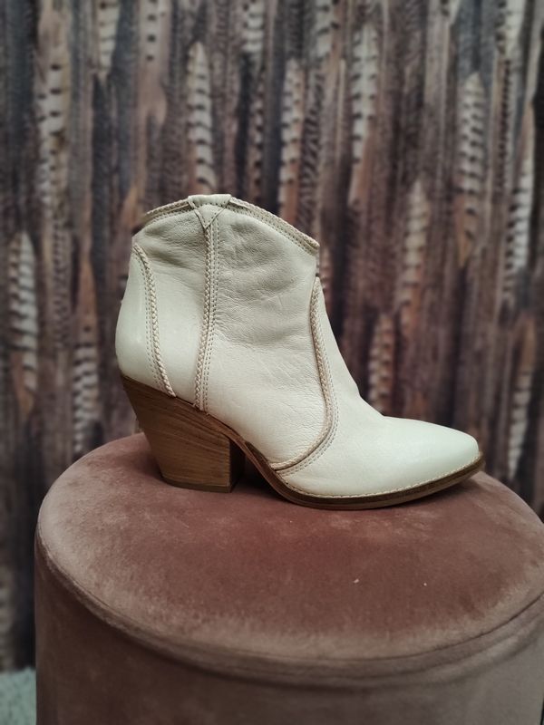 Enkellaarsjes in het crème