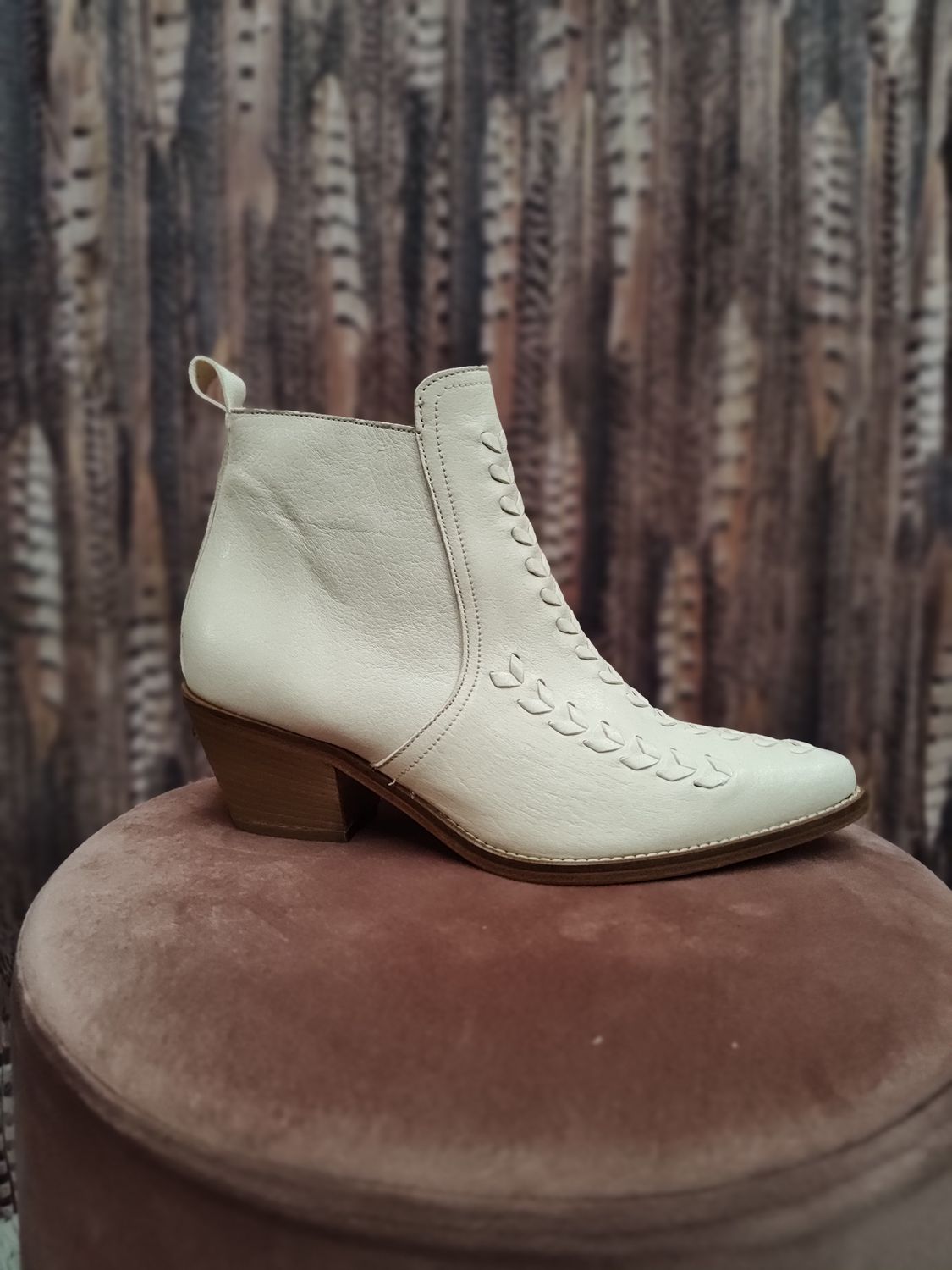 Enkellaarsjes in het crème met vlechtjes (MAAT 36)