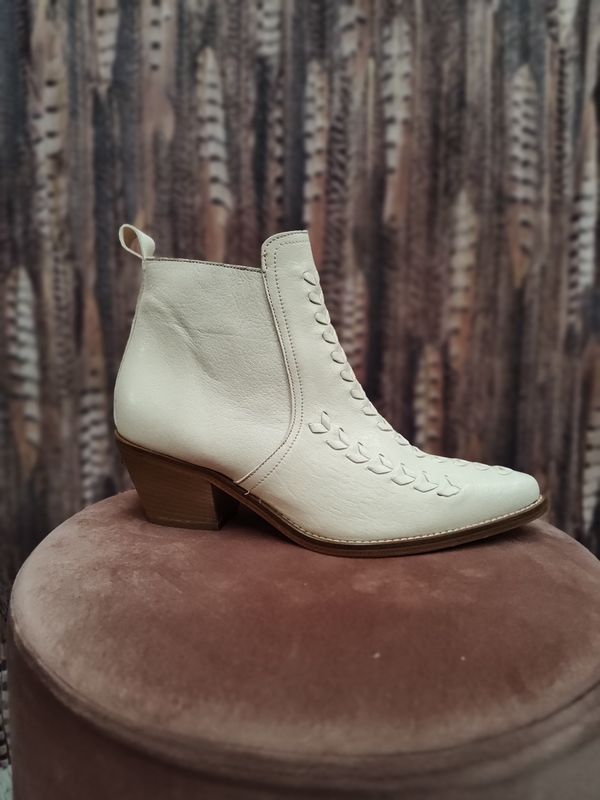 Enkellaarsjes in het crème met vlechtjes (MAAT 36)