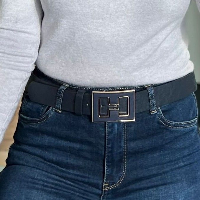 Donkerblauwe riem met goudkleurige afwerking
