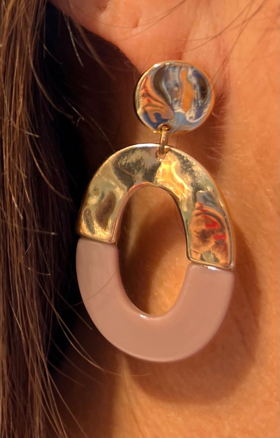 Taupekleurige oorbellen met goudkleurige afwerking