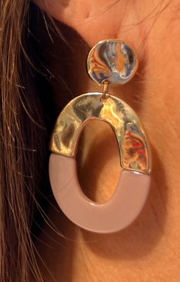 Taupekleurige oorbellen met goudkleurige afwerking