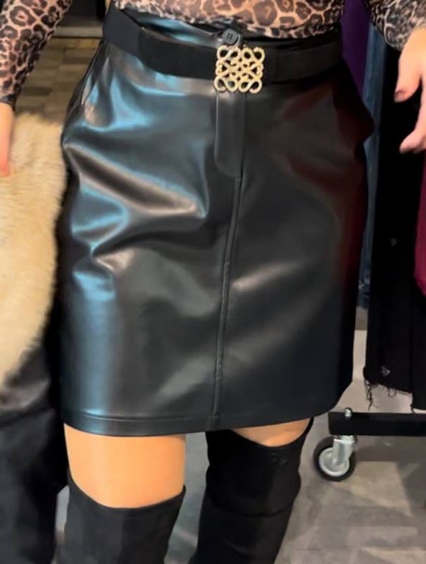 Rokje in lederlook verkrijgbaar in drie verschillende kleuren