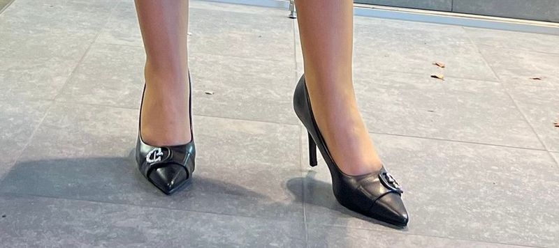Zwarte pumps met zilveren detail
