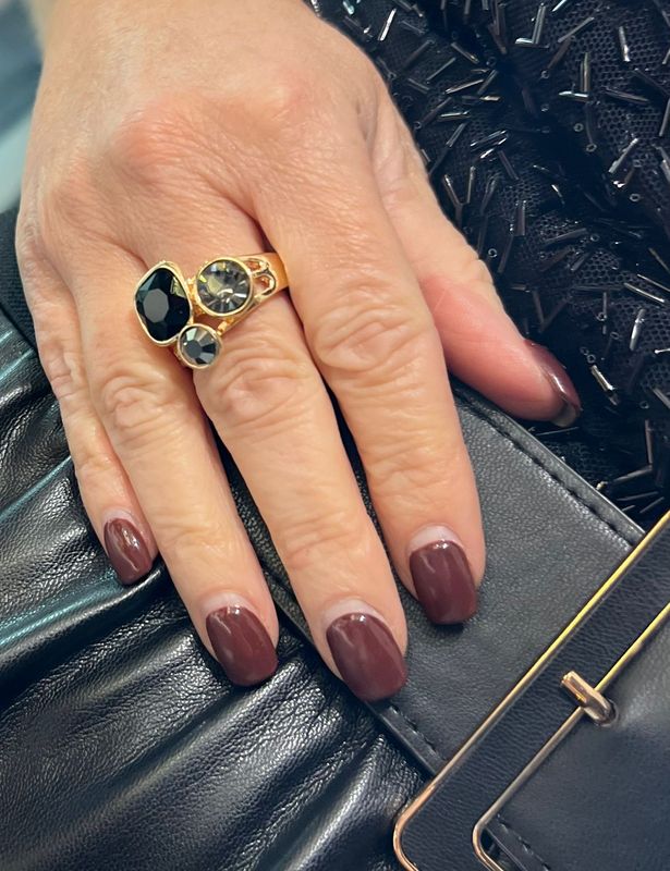 Prachtige ring op rekker met mooie stenen