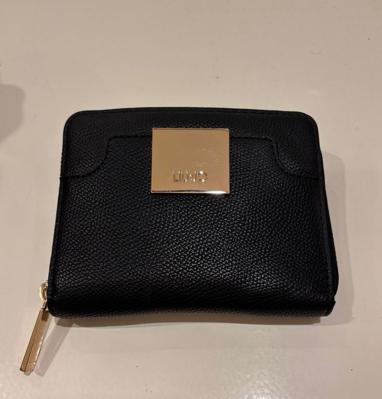 Portemonnee Liu-Jo in het zwart met goudkleurig plaatje