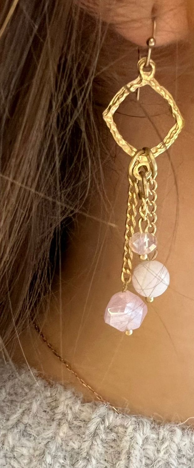 Oorbellen met goud en licht roze