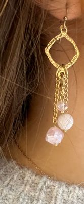 Oorbellen met goud en licht roze