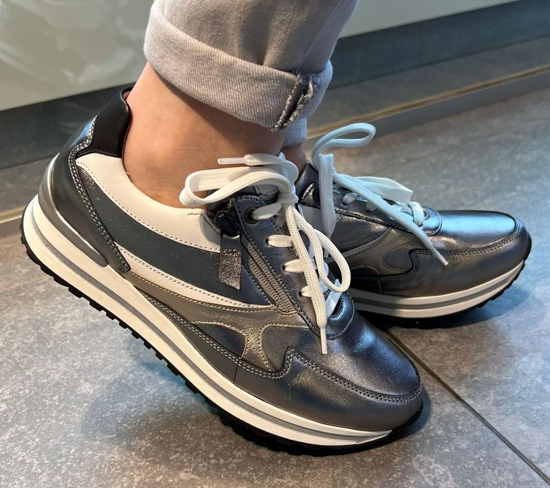Zilvergrijze sneakers van Gabor