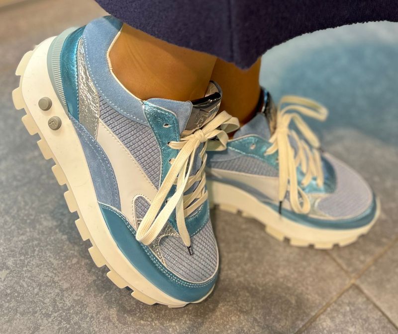 Sneakers met turquoise tinten van Floris Van Bommel