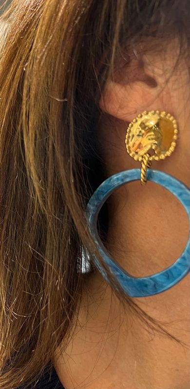 Oorbellen in het turquoise met gouden afwerking